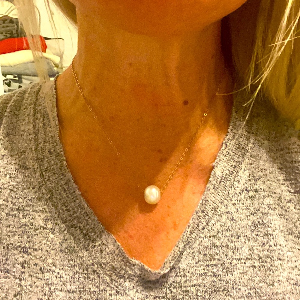 Delicate Pearl Pendant Necklace in White on Gold Chain